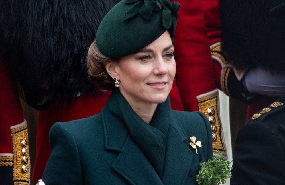 Kate Middleton célèbre la fête des mères, un an après la polémique sur sa photo retouchée