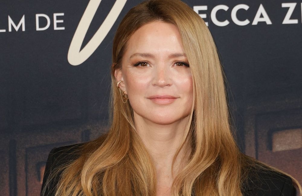 En robe blazer, Virginie Efira sublime le total look noir pour les fêtes