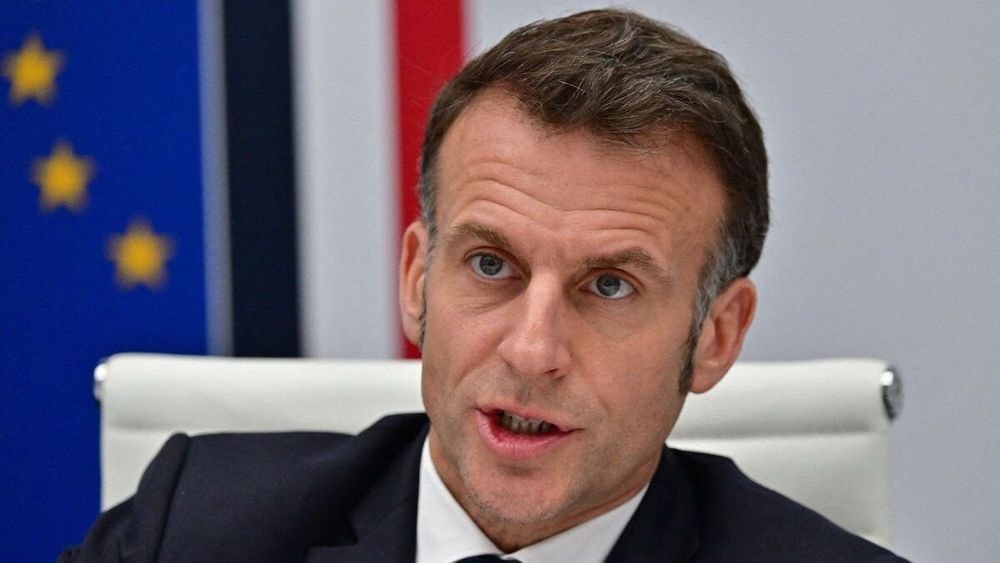 Emmanuel Macron séducteur ? Un observateur politique fait d’étonnantes révélations “: “Il est capable de taper sur la cuisse de…”