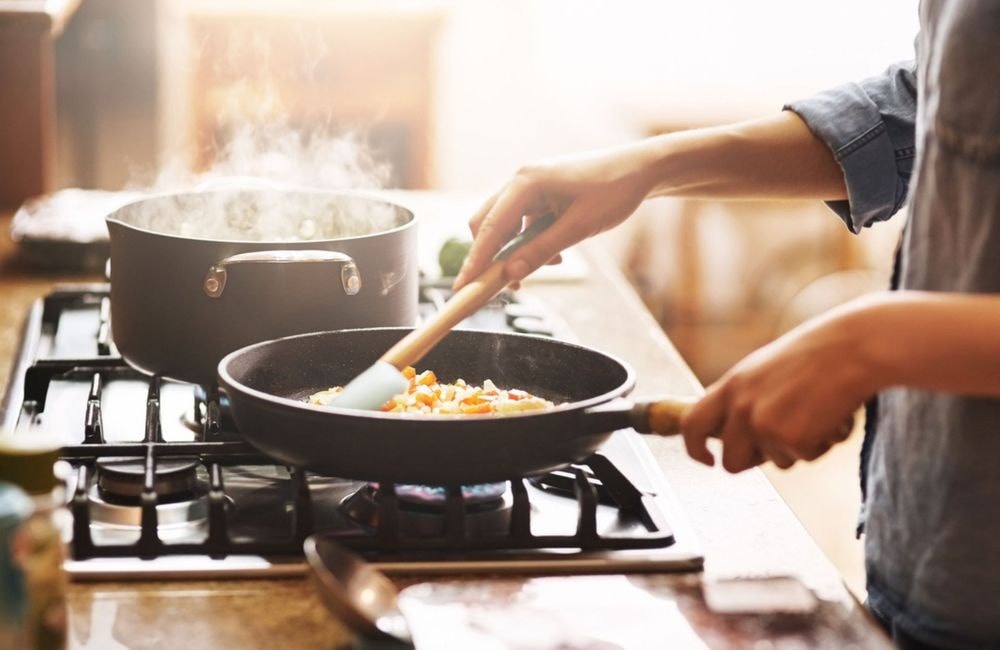 Manger après 20h fait-il grossir ? La réponse d’une nutritionniste