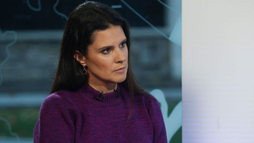 En cuir, Apolline de Malherbe joue les femmes fatales : décolleté assumé et combinaison près du corps, son audacieuse apparition télé fait réagir