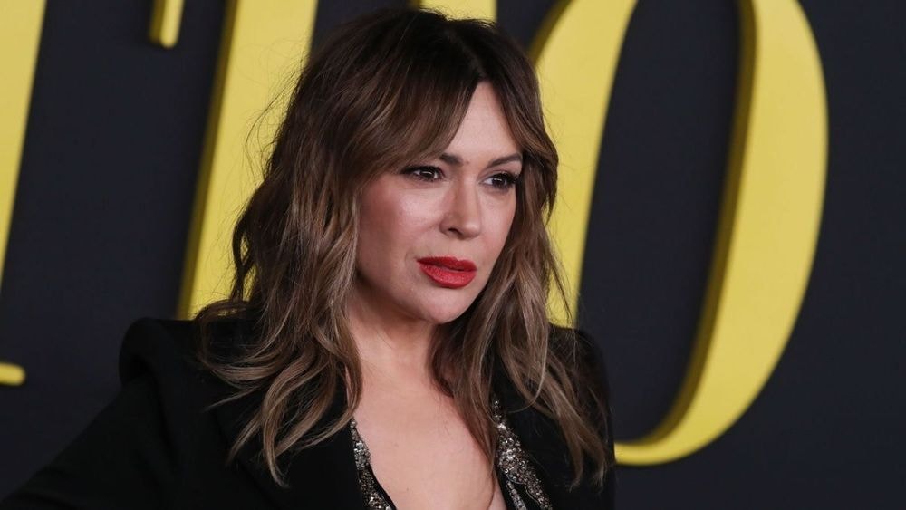 "Je laisse aller ce corps qui a été sexualisé" : Alyssa Milano (52 ans) à l'hôpital, elle prend une décision radicale