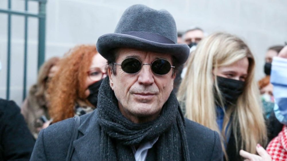 Hallucinant, Francis Lalanne se fait dédicacer un portrait de Vladimir Poutine