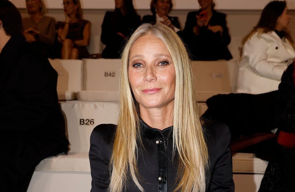 Sous le soleil de Capri, Gwyneth Paltrow mise sur l’ombrelle et le manteau décolleté au défilé Jacquemus