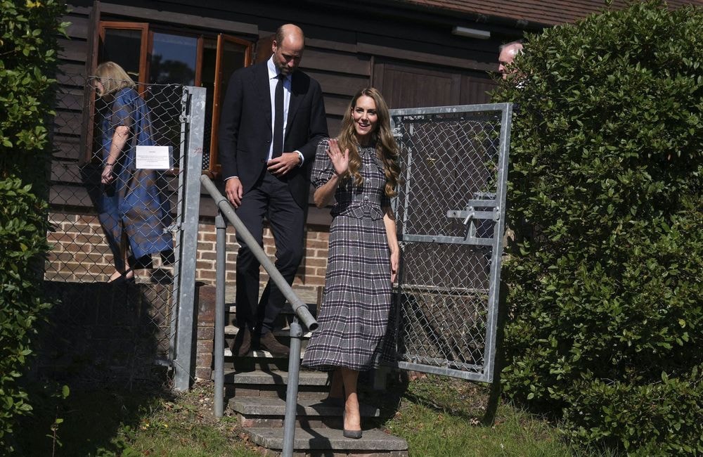 Manches gigot, col pelle à tarte et motif tartan : Kate Middleton renoue avec ses classiques favoris de l’automne