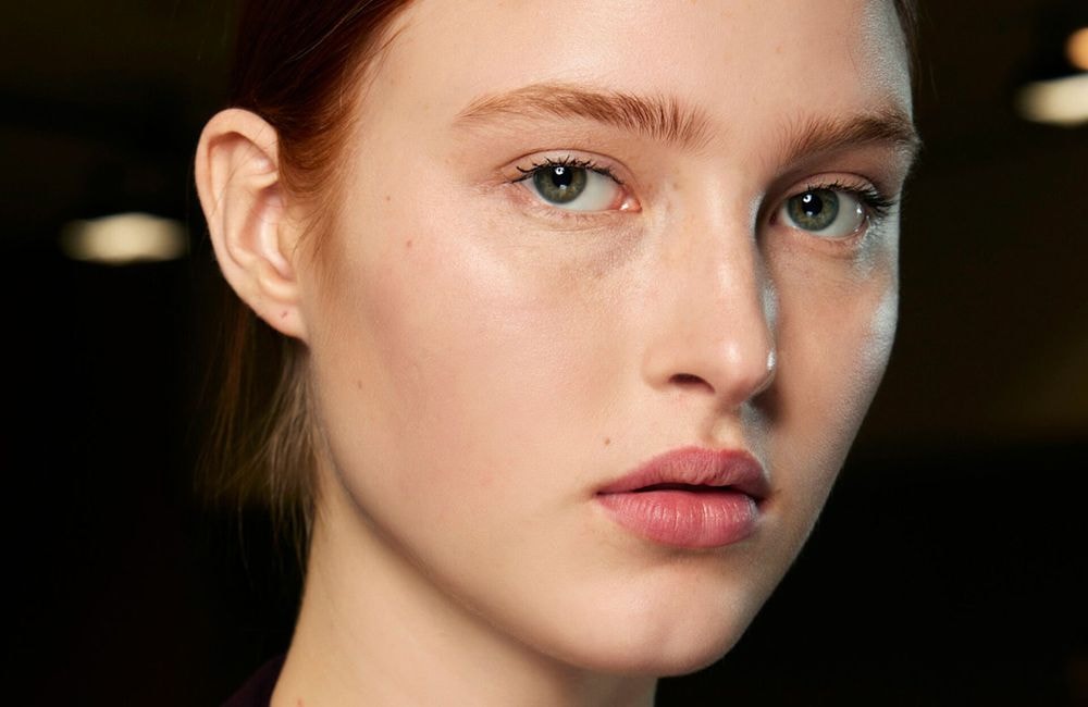 Pourquoi le mascara transparent est devenu l'obsession des maquilleurs professionnels ?