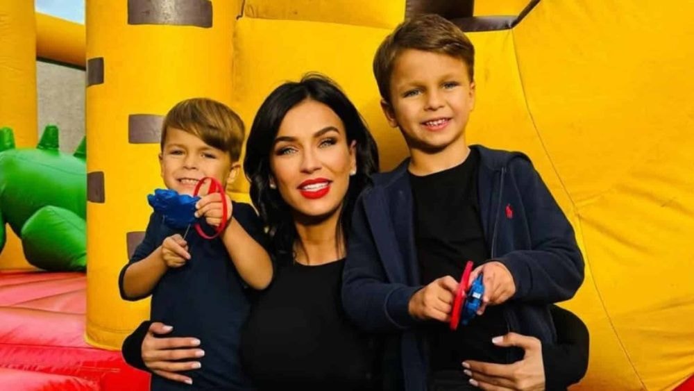 Julie Ricci : deux mois après le déménagement de ses fils à Malte, elle annonce une superbe nouvelle !