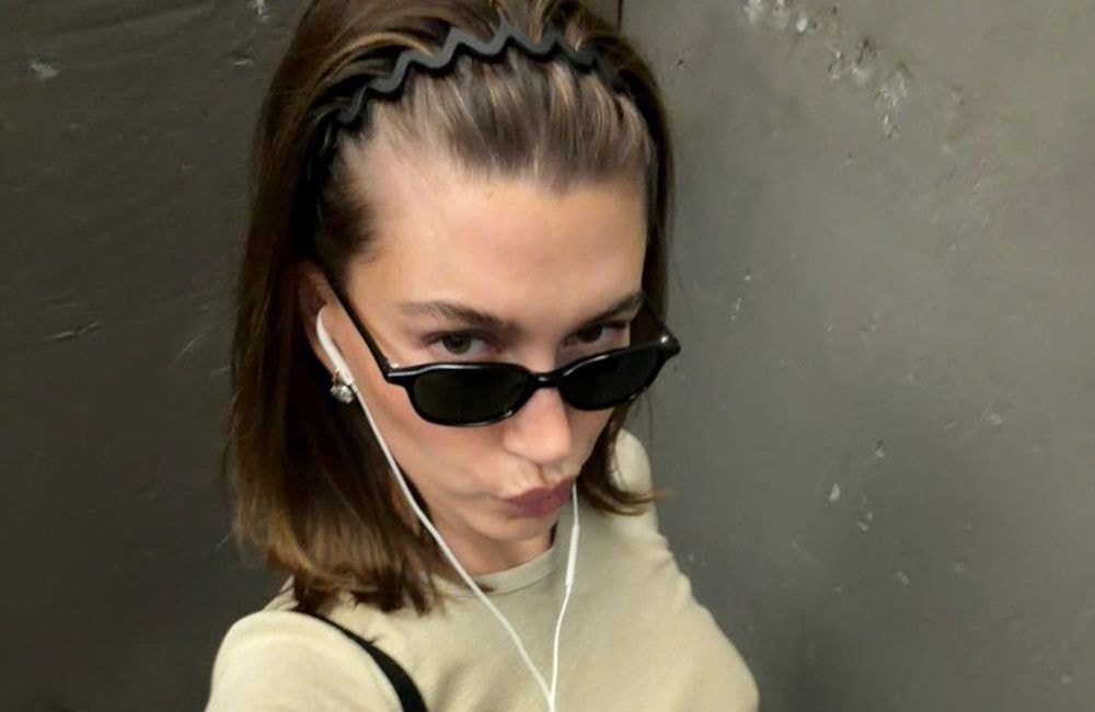 Jupe midi, tongs à talons, serre-tête zigzag : ces pièces qu’Hailey Bieber nous donne envie de glisser dans la valise cet été