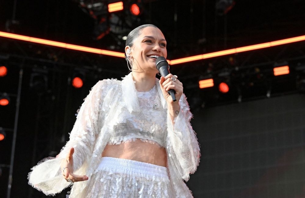 Jessie J, atteinte d’un cancer du sein, annonce le report de sa deuxième opération