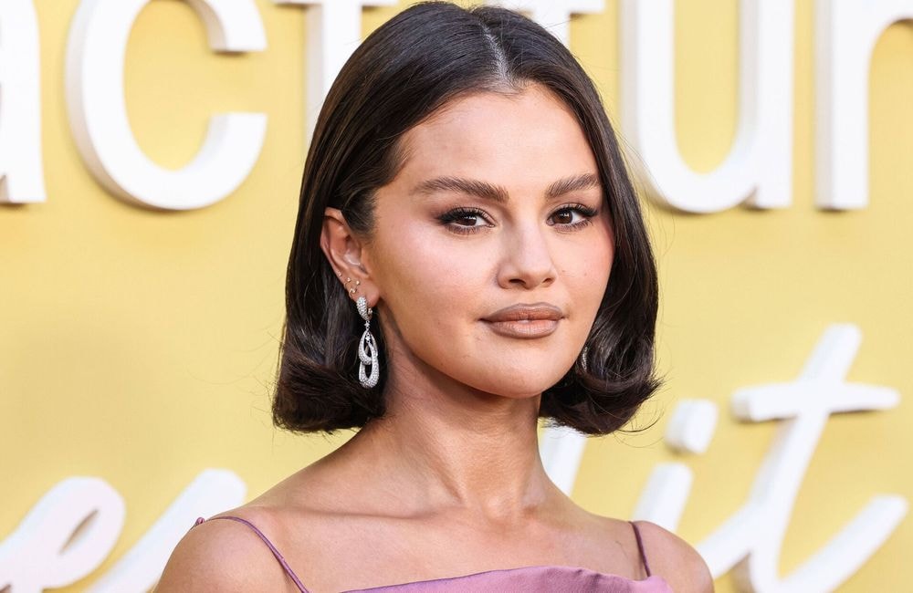 Selena Gomez abandonne son carré et adopte la queue-de-cheval idéale pour les fêtes