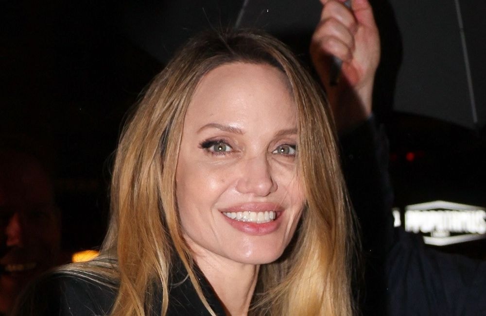Angelina Jolie remplacée par un sosie ? Les rumeurs repartent après son apparition au Cambodge