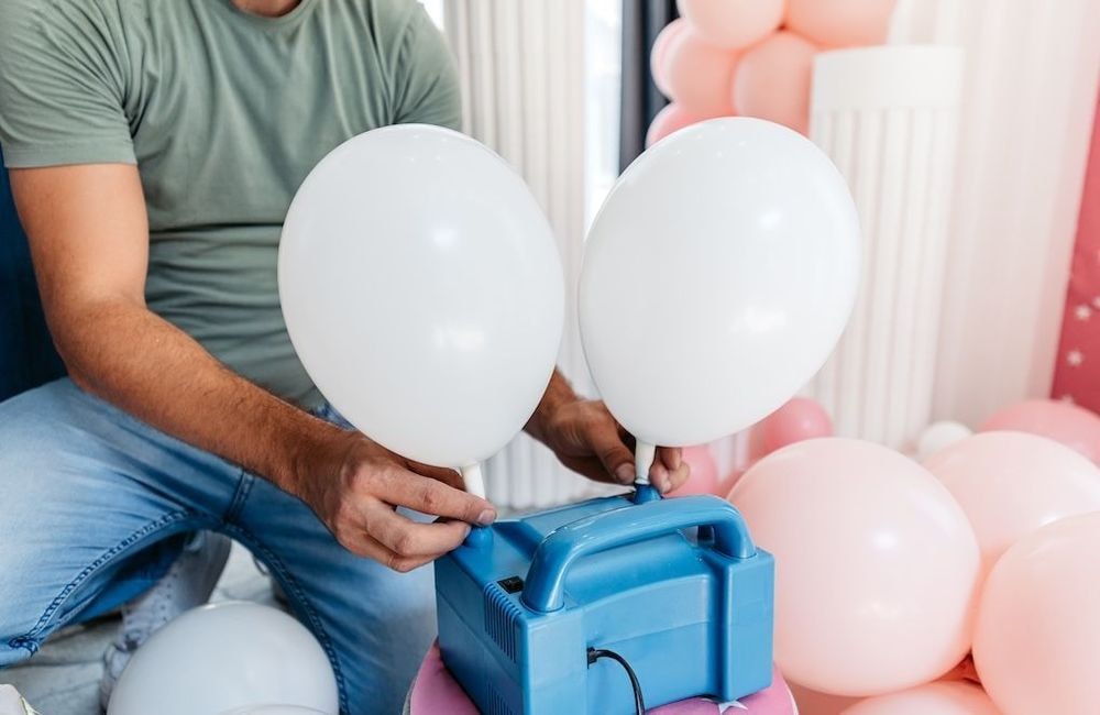 Le « ballmaxxing » ou l’art de se faire gonfler les testicules : est-ce que les hommes vont bien ?