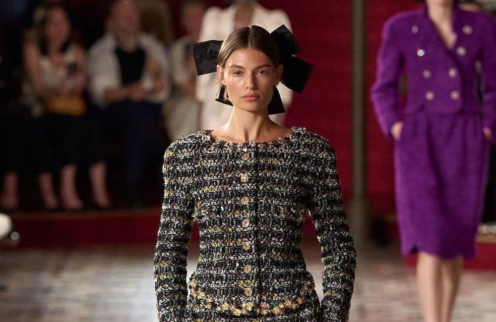 La veste sans col, le détail minimaliste qui twist nos tenues