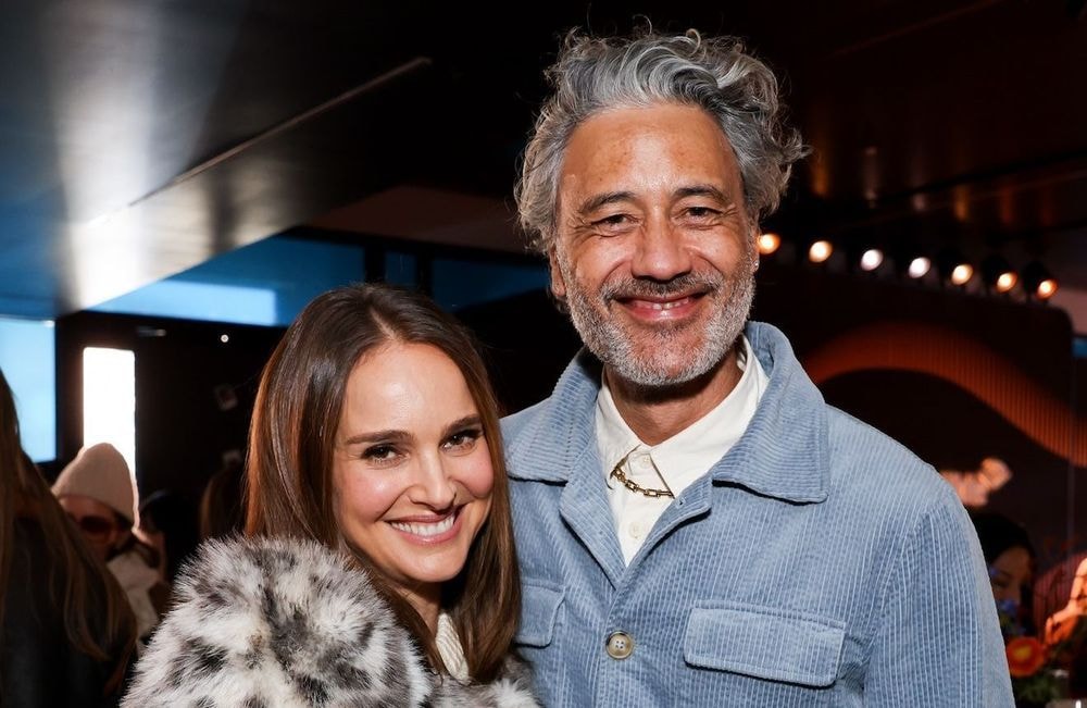 Extra-long, imprimé dalmatien... À Sundance, les manteaux de Natalie Portman donnent le ton de l’hiver 2026