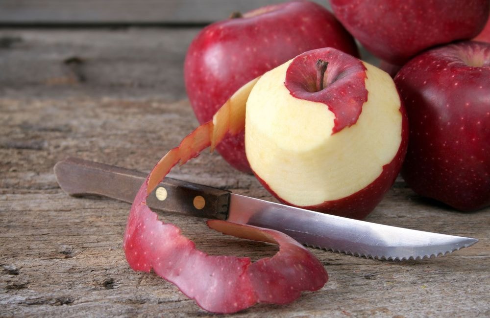 Voici l’astuce facile pour recycler les pelures de pomme en en-cas gourmand