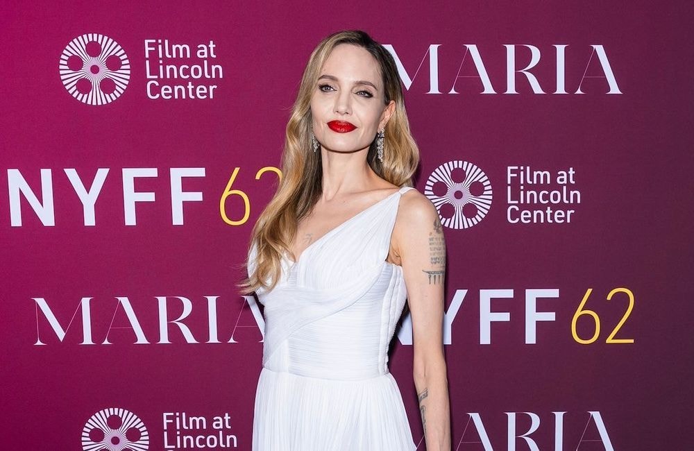 À New York, Angelina Jolie éblouit dans une robe vintage des années 50