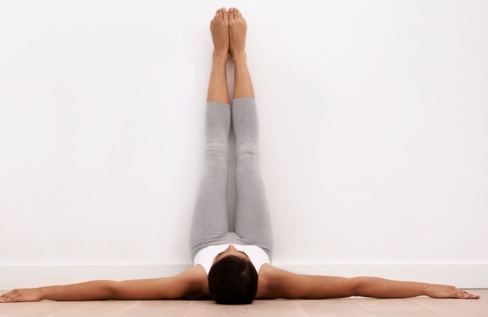 Et si le simple fait de relever les jambes pouvait jouer sur les jambes lourdes, le sommeil et l’anxiété ?