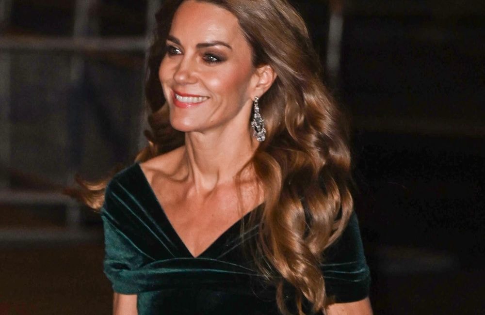Cheveux lâches et smoky eye : le look de soirée éblouissant de Kate Middleton à Londres