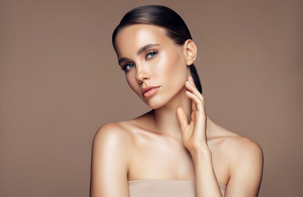 Yeux, lèvres, ongles… cette couleur de maquillage sera partout en 2025