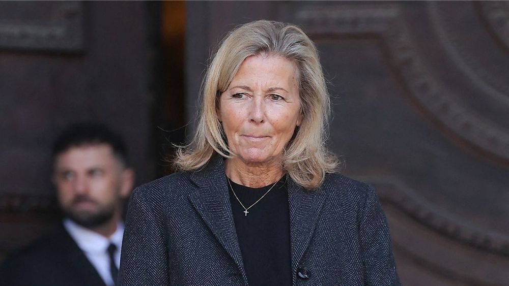 Claire Chazal sulfureuse à 69 ans : sa jupe flatte sa taille de guêpe et ses formes voluptueuses
