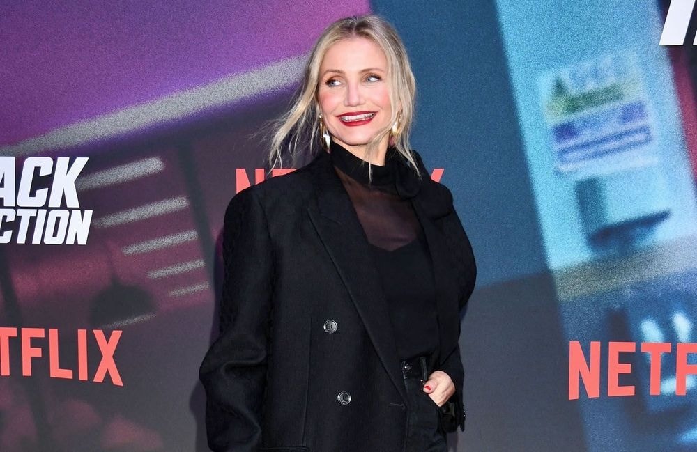 Après dix ans d’absence, Cameron Diaz signe son retour sur le tapis rouge dans un look oversize chic et élégant