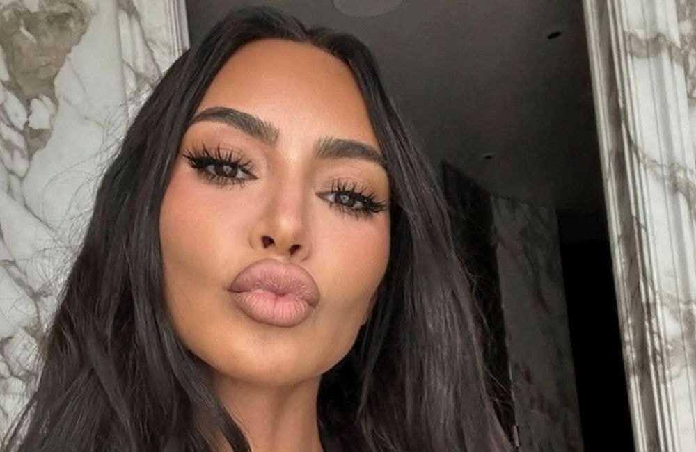 Transformée, Kim Kardashian adopte une frange longue et rétro