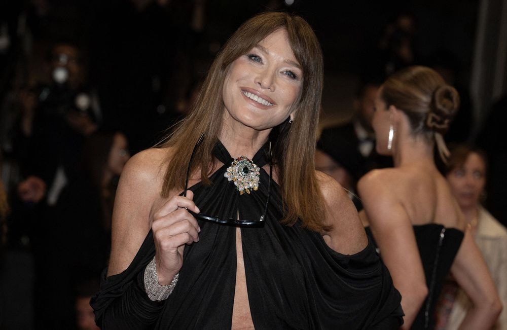 Carla Bruni nous révèle son baume préféré pour des lèvres repulpées après 50 ans