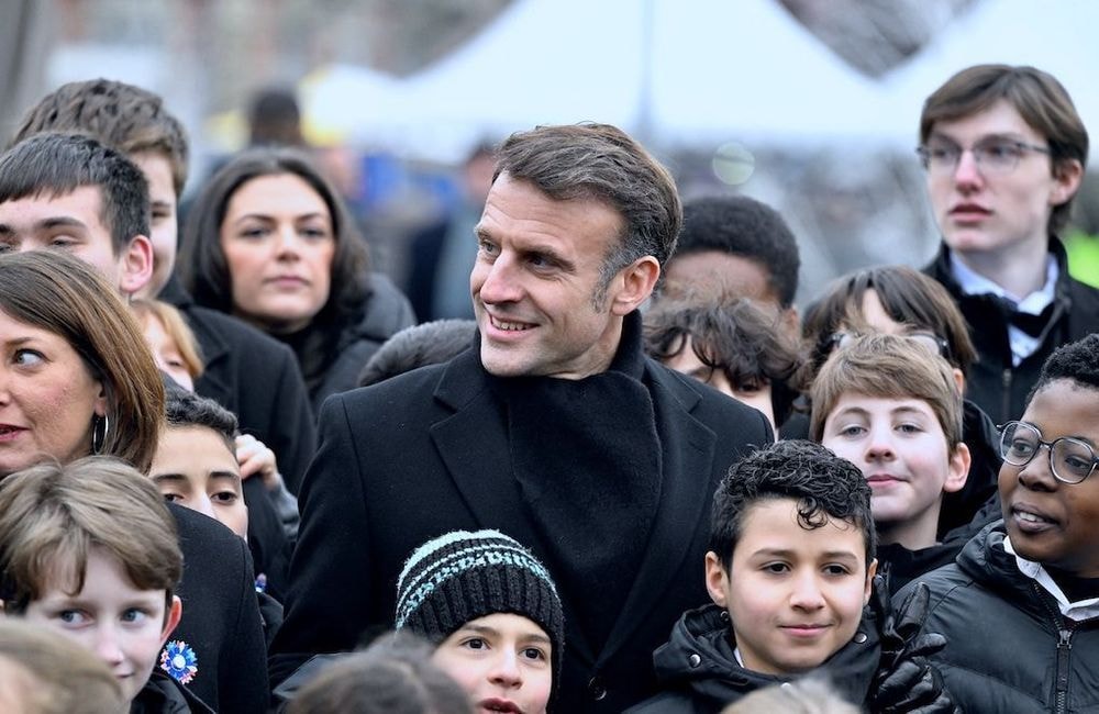 Les élèves vont-ils avoir moins de vacances scolaires ? Emmanuel Macron remet la question sur la table