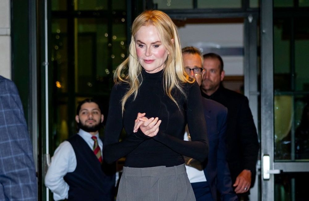 En col roulé et pantalon ample, Nicole Kidman porte le combo parfait pour l'automne