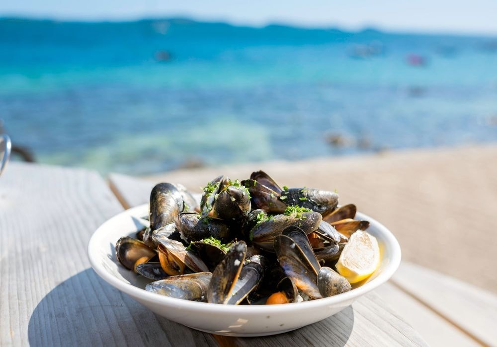 Saveurs de vacances : comment faire des moules marinières maison comme en bord de mer ?