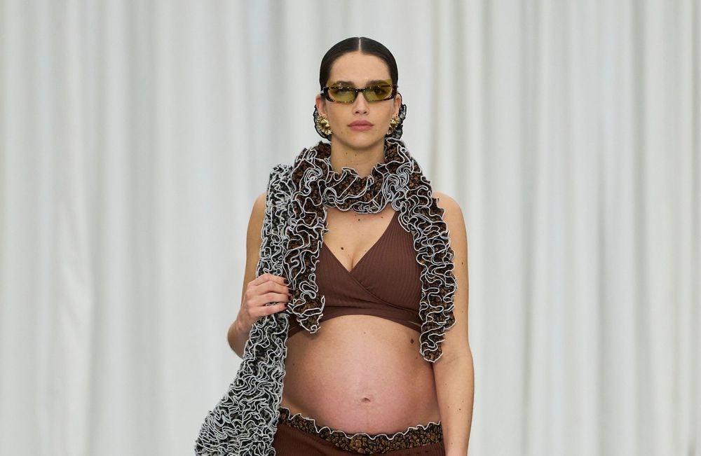 Crop top, jupe fendue... la femme enceinte défile tout ventre dehors chez Ester Manas