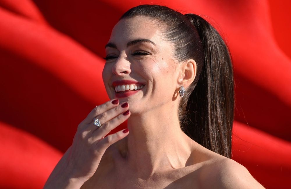 Anne Hathaway remet au goût du jour la “power ponytail”, la queue-de-cheval star des années 80