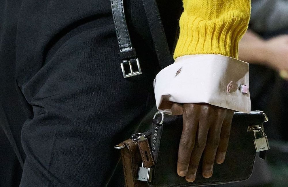 Ce petit geste aperçu sur les podiums va devenir notre nouveau réflexe mode favori