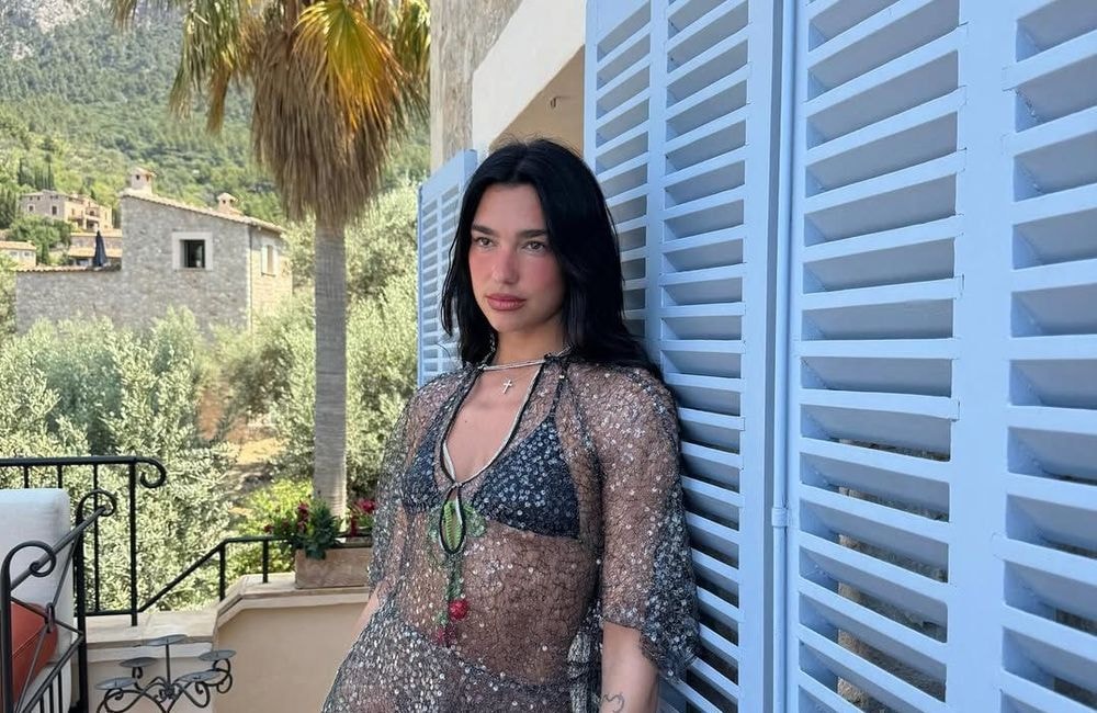 « French en or » : la nouvelle manucure de Dua Lipa qui nous obsède