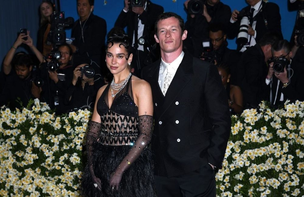 Dua Lipa harcelée par des paparazzis dans Paris avec Callum Turner : ces images devenues virales