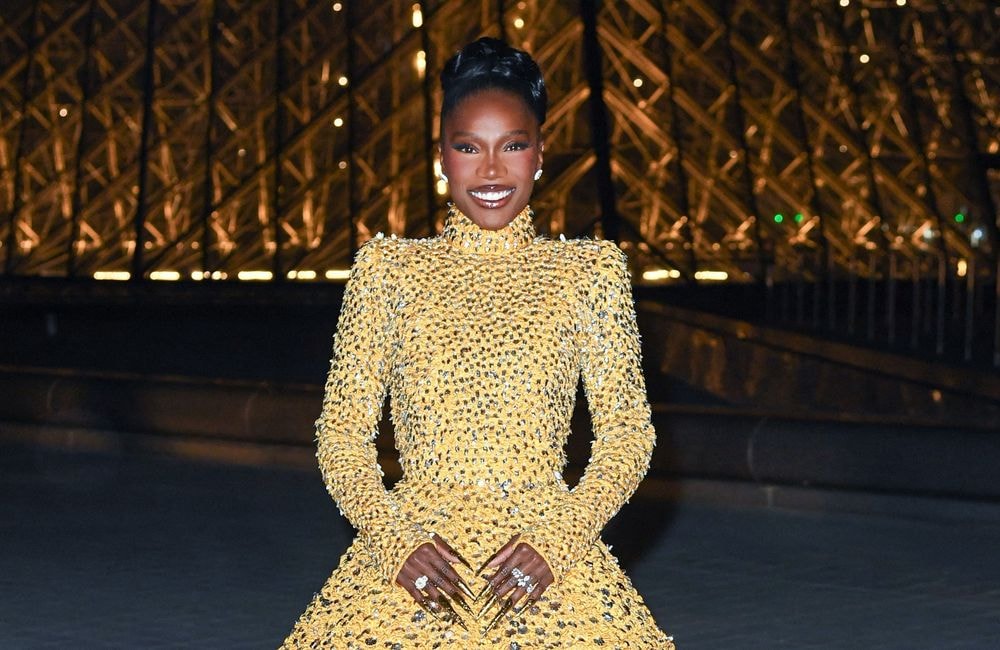 ELLE Debriefe – Fashion Week Jour 1 & 2 : Doechii performe sous la pyramide du Louvre
