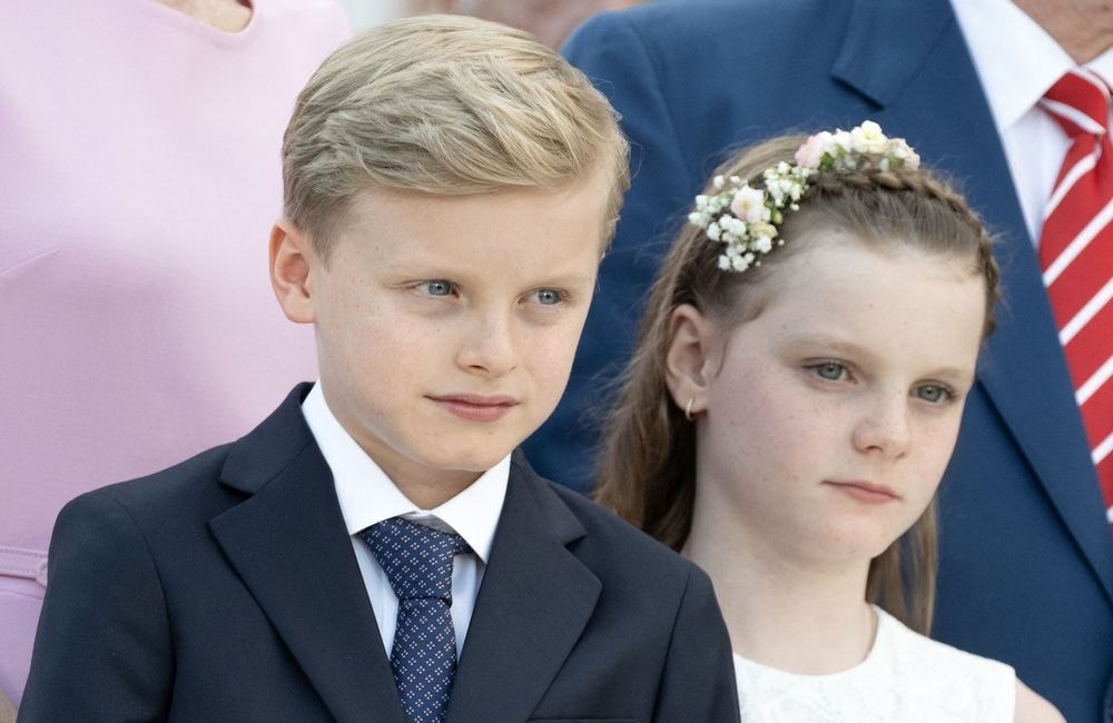 En uniformes assortis, Jacques et Gabriella de Monaco font leur rentrée scolaire