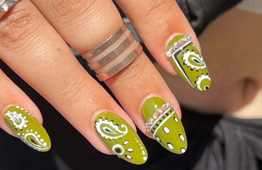 Cet accessoire pour cheveux très populaire envahit nos ongles cet été
