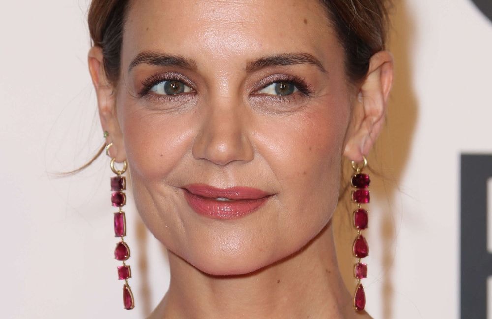Sans maquillage, Katie Holmes s’assume au naturel et dévoile sa peau parfaite