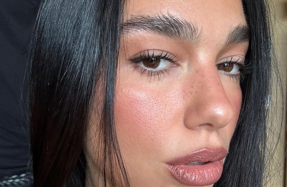 « Toasted blush » : cette teinte de maquillage obsède Hailey Bieber et Dua Lipa cet automne