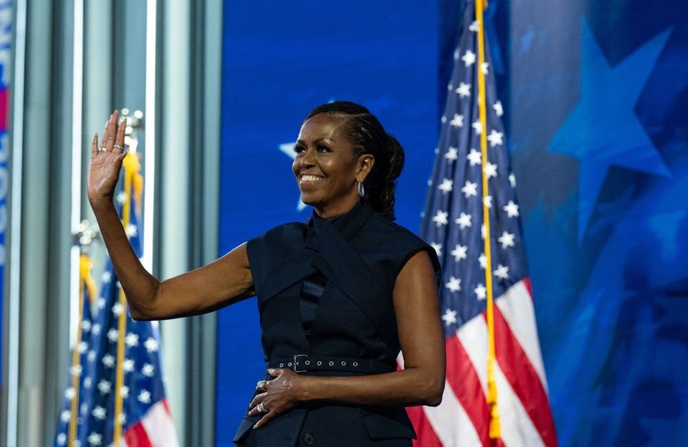 Make-up bronze et chignon minimaliste : le look de Michelle Obama qu’on copie pour les fêtes