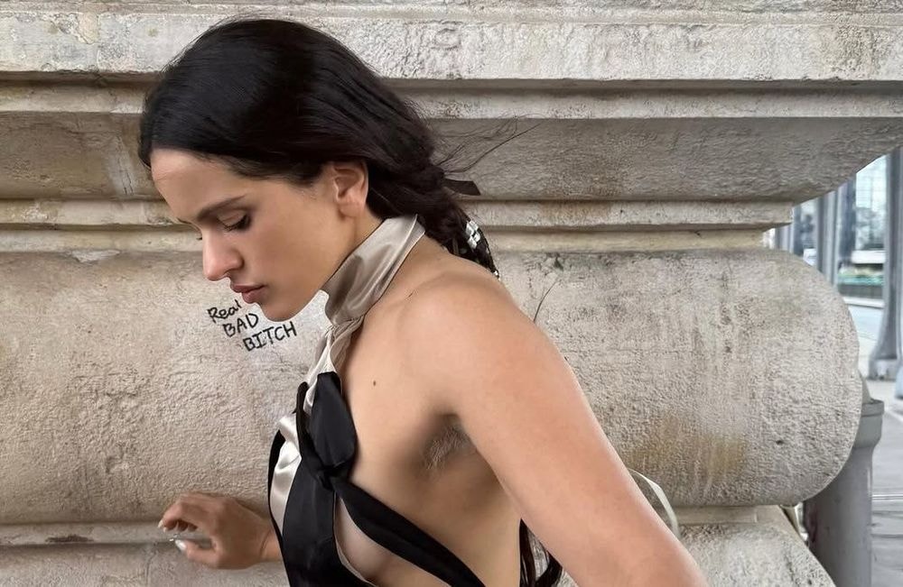 À la Fashion Week, Rosalía décolore ses poils d’aisselles… et Internet s’enflamme