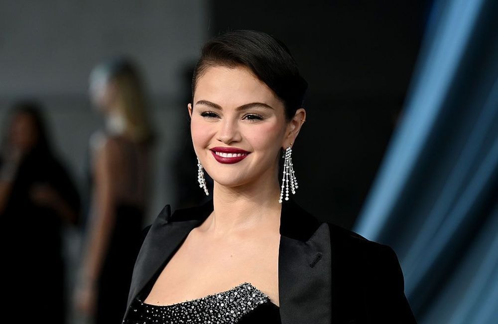 Selena Gomez adopte le rouge de fêtes le plus chic de la saison