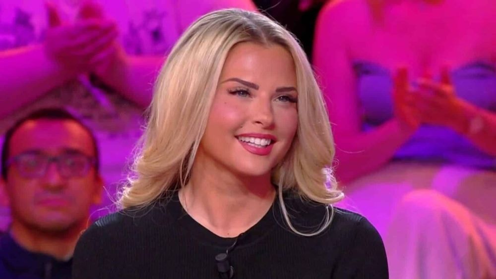 En vacances en Martinique, Kelly Vedovelli retrouve une ex-chroniqueuse de TPMP