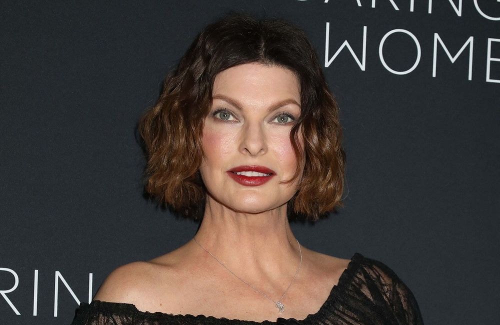 À 59 ans, Linda Evangelista dévoile ses soins de prédilection pour une peau lumineuse et rebondie