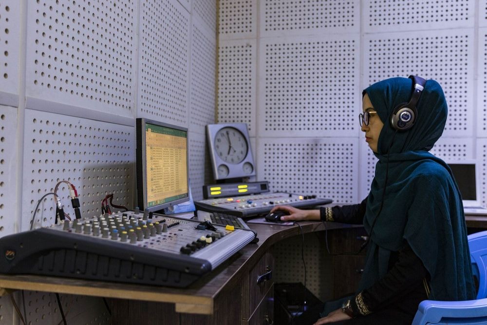Les talibans suspendent la radio pour femmes Radio Begum