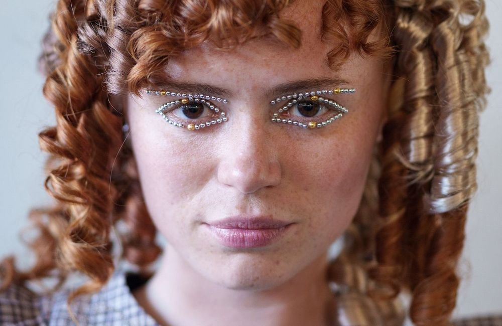 À la Fashion Week de Londres, ce maquillage régressif refait surface