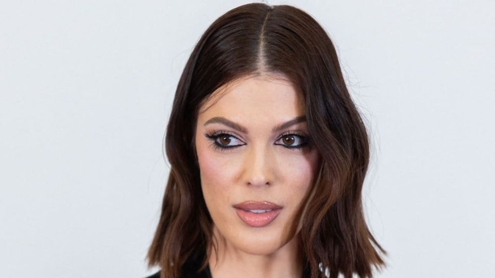 "Vous dites une bêtise..." : Humiliée par Enora Malagré, l'ex-Miss France Iris Mittenaere sous pression