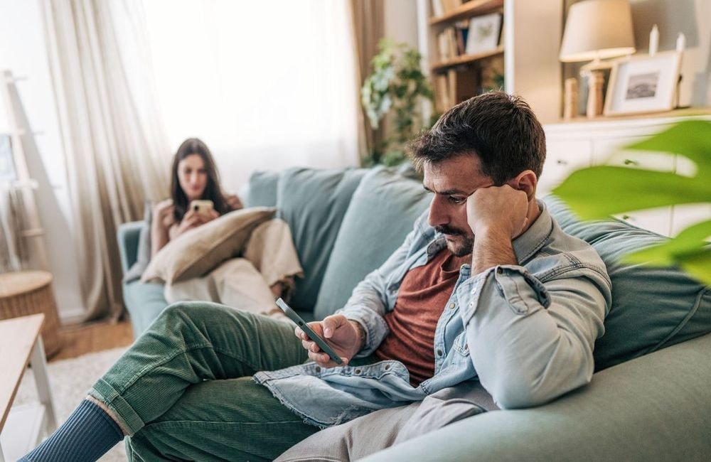 Syndrome des colocataires : comment reconnaître (et sauver) un couple qui s’éloigne ?