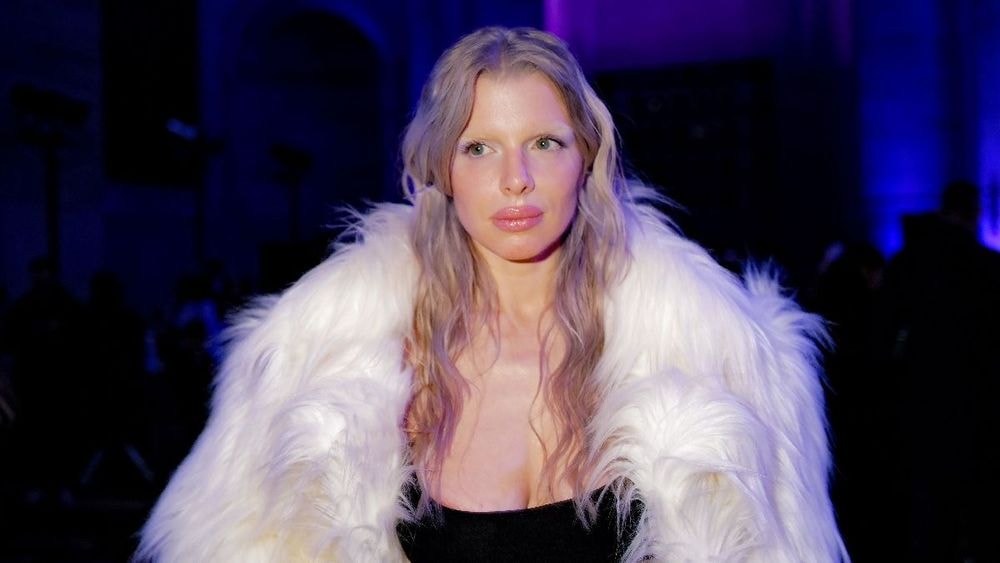Julia Fox nue sous une combinaison moulante : l’ex de Kanye West fait fureur à la Fashion Week